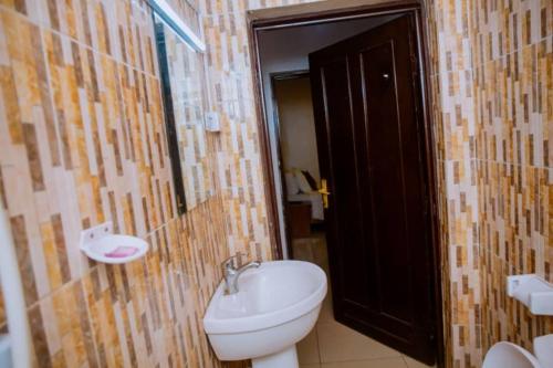 Ένα μπάνιο στο Gmasters Homes Kabeza