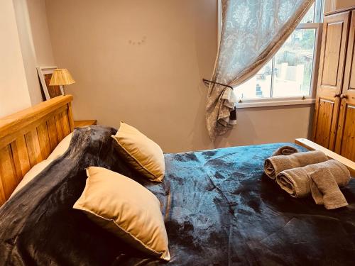 Ein Bett oder Betten in einem Zimmer der Unterkunft Stylish & Spacious Victorian Home near Severn Valley Railway & Safari Park