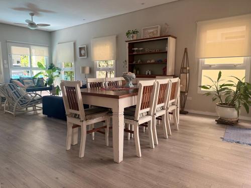 ein Esszimmer mit Tisch und Stühlen in der Unterkunft Refúgio em Juquehy no centro a poucos metros do mar com piscina privativa aquecida in São Sebastião