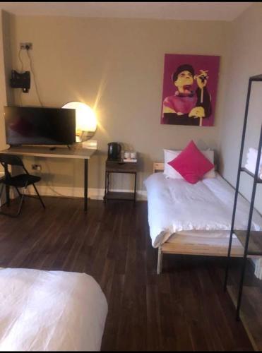 Postel nebo postele na pokoji v ubytování izzy hotel ltd
