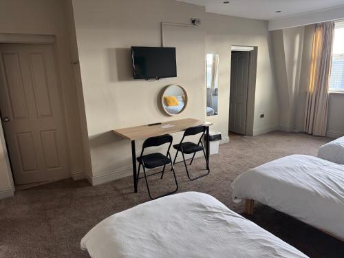 En eller flere senge i et værelse på izzy hotel ltd