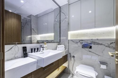 Ένα μπάνιο στο Azizi Riviera 63