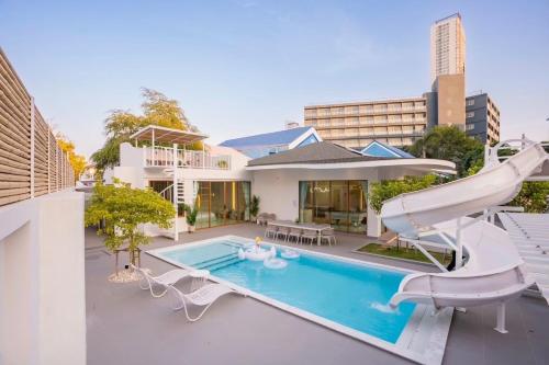 Bazén v ubytování Paco Villa Pattaya nebo v jeho okolí