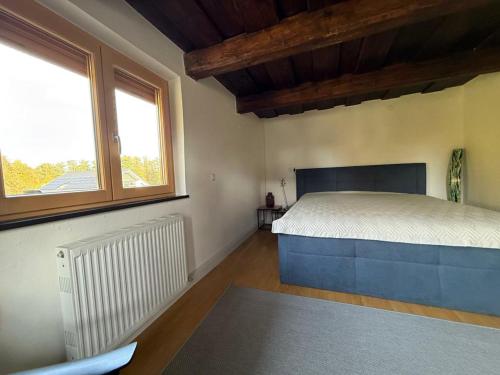 Ένα ή περισσότερα κρεβάτια σε δωμάτιο στο Kramersacherl Raab-Modernes Wohnen im alten Charme