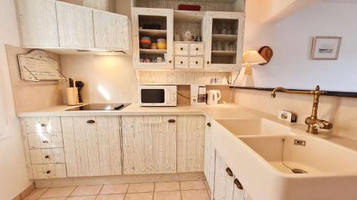 Kuchyň nebo kuchyňský kout v ubytování Charmante location à quelques pas du port et des restaurants