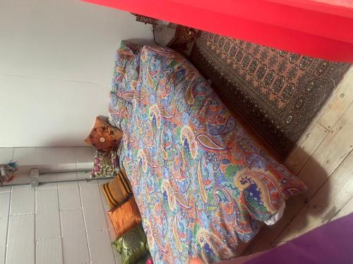 een groep kussens op de vloer in een kamer bij wKd bEach loFts THuNDER bAy Colourful in Saint James