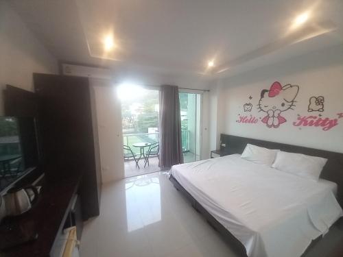 een slaapkamer met een bed en een televisie. bij Lucky3star in Patong Beach