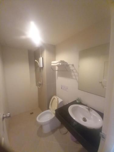 een badkamer met een toilet, een wastafel en een telefoon bij Lucky3star in Patong Beach