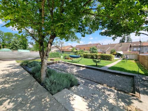 een boom in het midden van een tuin bij La Coloc - Chatillon la Palud idéal PROS in Châtillon-la-Palud