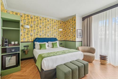 Un dormitorio con una cama grande y un televisor. en Hotel Le Clery, en París