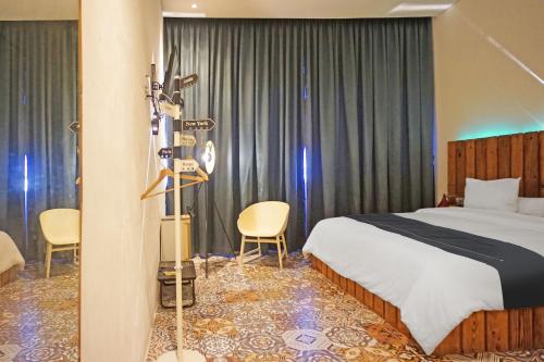 Postel nebo postele na pokoji v ubytování Hotel O near Ringroad City Walk XXI formerly Mitrotel Medan