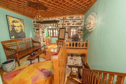 Una sala de estar con muebles de madera y una pared de piedra. en Αρχοντικό 1716, en Agios Lavredios