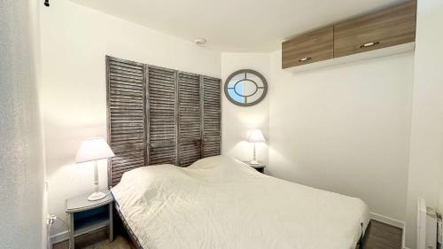 Postel nebo postele na pokoji v ubytování Appartement en résidence avec piscine, cour privée