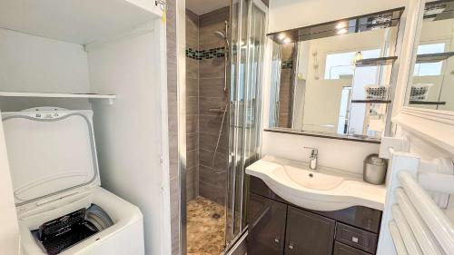 Koupelna v ubytování Appartement en résidence avec piscine, cour privée