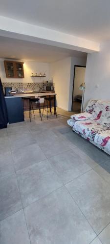 een slaapkamer met een tafel en een bed erin bij La cigala in Le Pradet