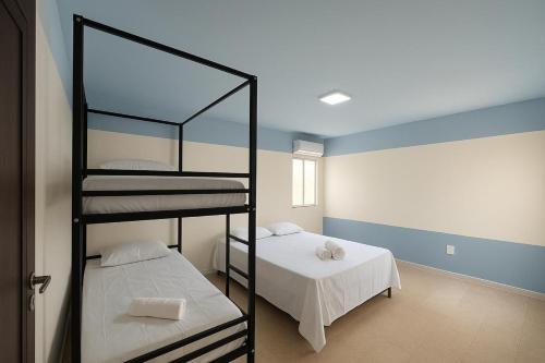 Muira Stay Belém Hostel في بيليم: غرفة بسريرين بطابقين في غرفة