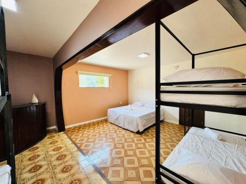 Muira Stay Belém Hostel في بيليم: غرفة نوم بها سريرين بطابقين في الغرفة