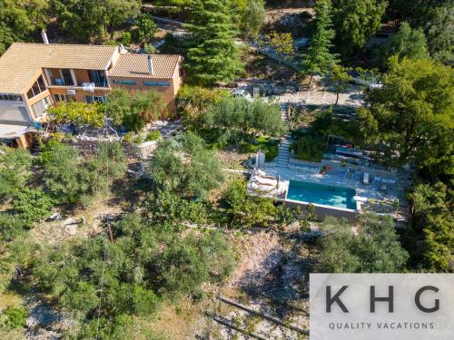 une vue aérienne d'un complexe hôtelier avec piscine dans l'établissement Anti-Pera Cottage with private pool in Dilinata village!, à Argostóli