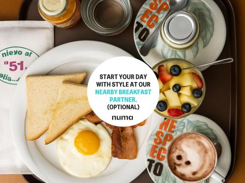 罗马Numa Rome Trastevere的包括鸡蛋和烤面包的早餐盘