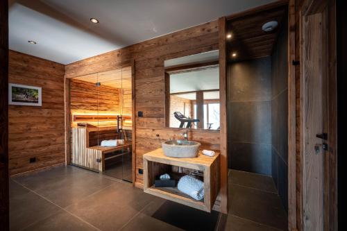 a bathroom with a sink and a mirror at Chalet de Scott, luxe avec spa et sauna in Gérardmer
