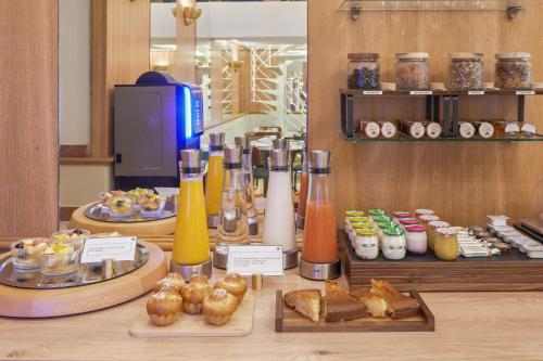 une table avec différents types d'aliments exposés dans l'établissement Hotel Le Clery, à Paris