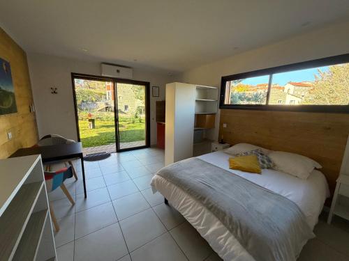 Postel nebo postele na pokoji v ubytování Chalets modernes avec terrasse et ruisseau au pied des Volcans