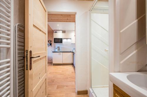 Kuchyň nebo kuchyňský kout v ubytování Montjoie Appt centr pied des pistes