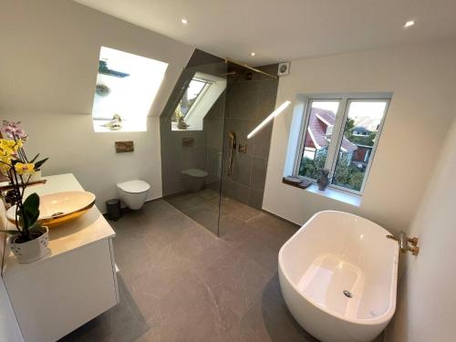 シャルロッテンルンドにあるLuxury home in Elite enclave - All floors heatedの洗面台、トイレ、シャワー付きのバスルーム
