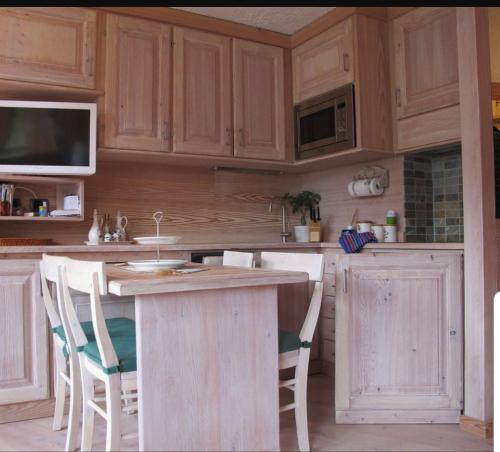 Køkken eller tekøkken på Profumo di Legno a Cielo Alto La Coquille