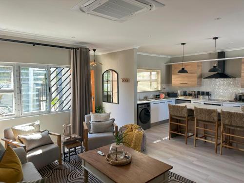 a living room with a table and a kitchen at 20 At Jeanette in Ludwigsdorf