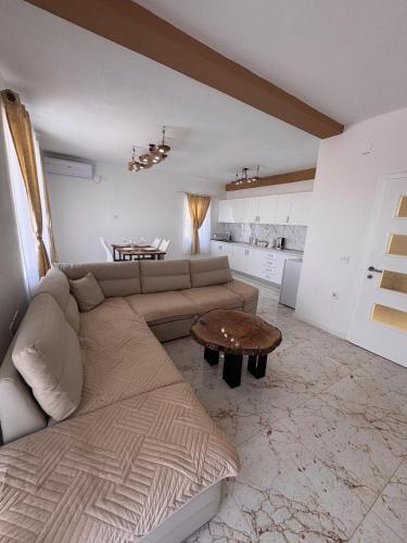 Χώρος καθιστικού στο Villa Enigma