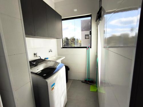 フランカにあるApartamento Familiar com Charme Espaçoso 2VGの小さなキッチン(シンク付)、窓