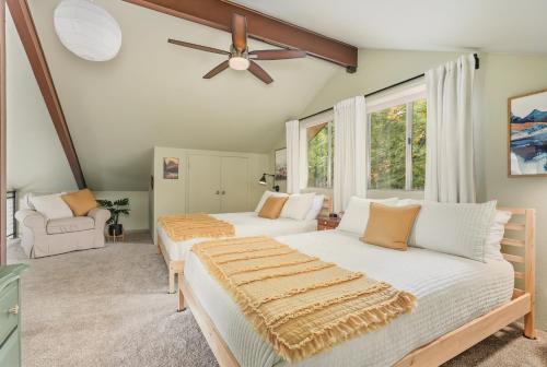 Postel nebo postele na pokoji v ubytování Bearfoot Cabin 15 Min to Yosemite Gate!