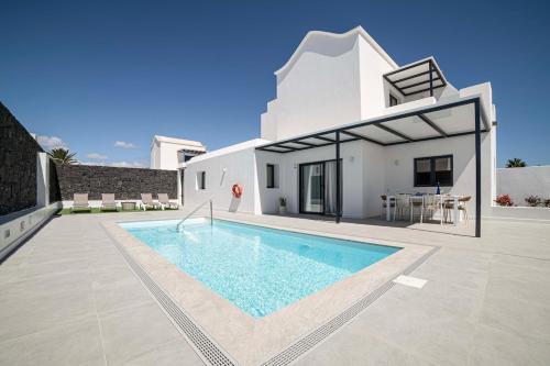 Marisa, modern 3 bed villa with AC & WIFI