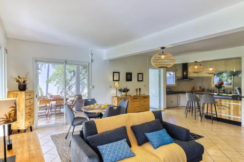 Saint-PaulにあるKaz Voyageurのソファとキッチンのあるリビングルーム