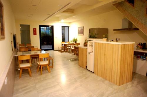 kuchnia i jadalnia ze stołem i krzesłami w obiekcie Simonhall B&B w mieście Tainan