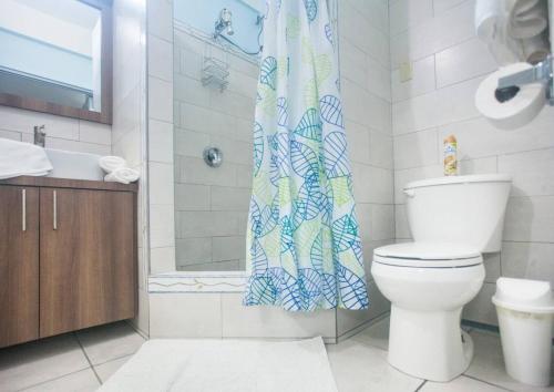 Ένα μπάνιο στο Beachfront Apt on Aguada-5min from Rincon