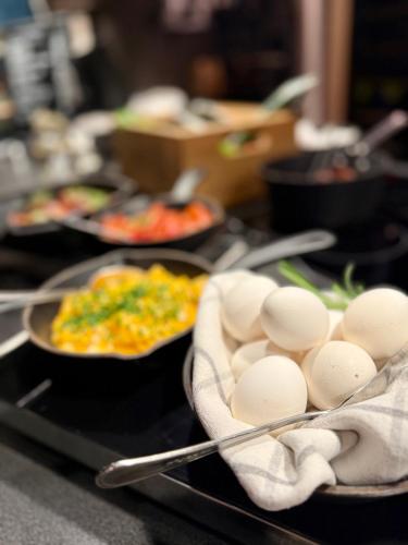 ボードーにあるSaltstraumen Hotel og Fjordhytterの食器