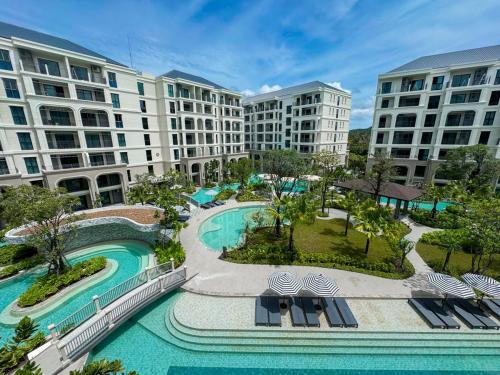 una vista aérea de una piscina en un resort en Modern 1BR with Pool View The Title Legendary, en Bang Tao Beach