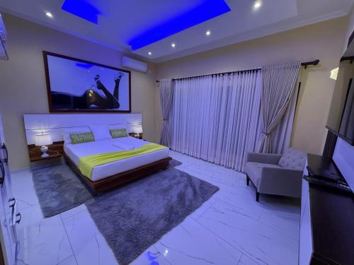 a bedroom with a bed and a tv on the wall at VIP Djuba Guest in Fombeni