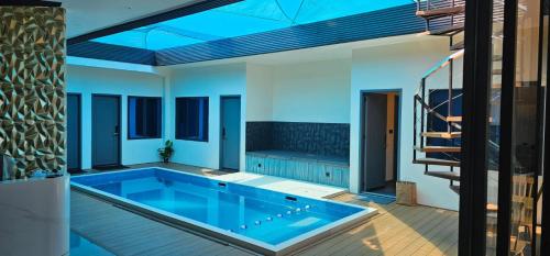 una piscina en una casa en Oceara Dharavandhoo, en Dharavandhoo