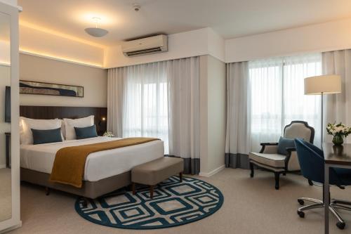 a hotel room with a bed and a desk at Blue Tree Premium Paulista in São Paulo