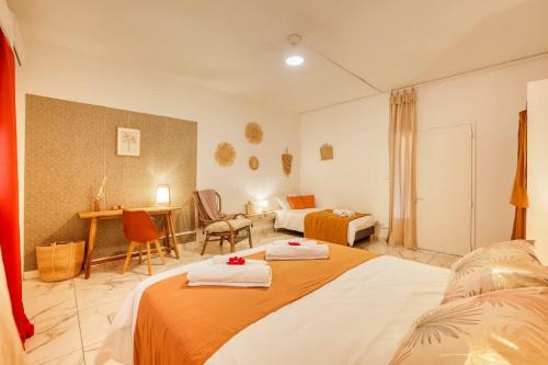 een hotelkamer met een bed en een bureau bij Kaz du Poete in Saint-Pierre