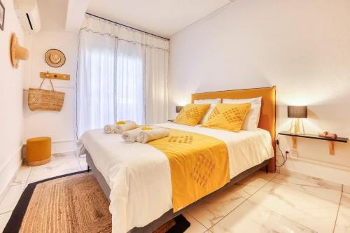 een slaapkamer met een bed met twee knuffels erop bij Kaz du Poete in Saint-Pierre