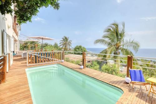 una piscina con vista al mar en Villa Kap Grand Large, en Saint-Leu