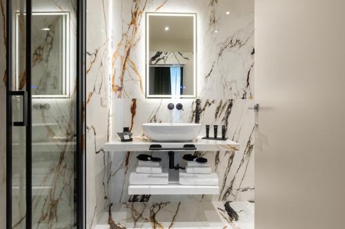 un bagno con lavandino e specchio di FOUR Suites Pantheon a Roma