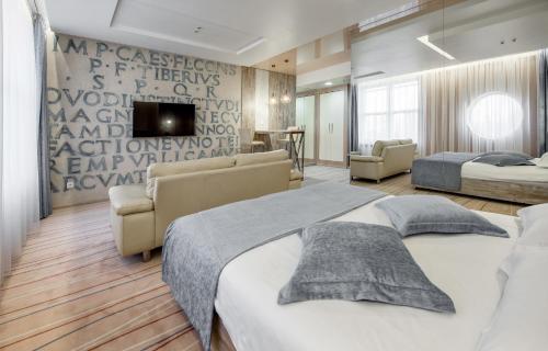 een slaapkamer met 2 bedden en een tv. bij Hotel Palladium in Odessa