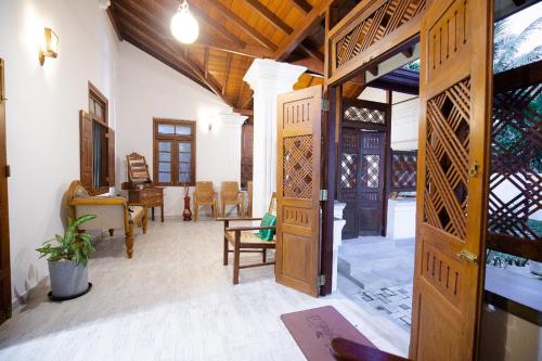 Zimmer mit einer Tür und einem Wohnzimmer in der Unterkunft Chali' Villa in Matale