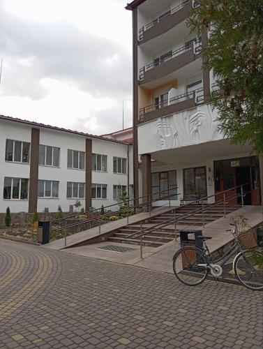 een fiets geparkeerd voor een gebouw bij Girska Tysa Health Resort in Kvasy