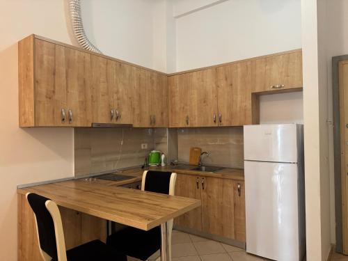 Η κουζίνα ή μικρή κουζίνα στο Cozy 1 Bedroom Apartment steps from the sea in th heart of the beach area